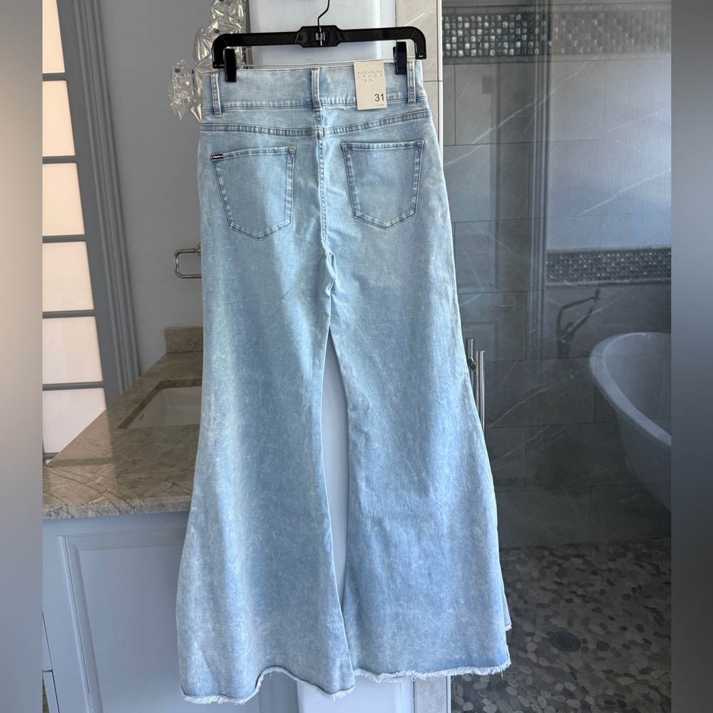 Alice + Olivia Beautiful Seamed Wide-leg Jeans - Picture 5 of 17